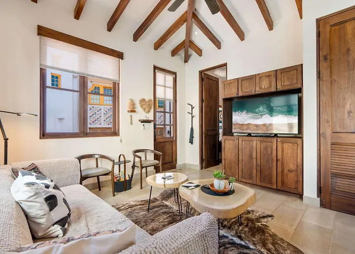Bright Modern With Club Access And Walking Distance To The *