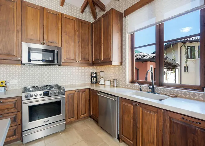 Bright Modern With Club Access And Walking Distance To The *