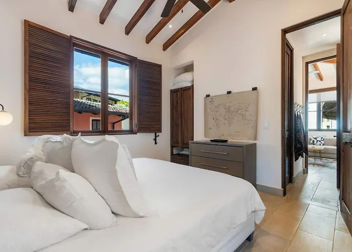 Bright Modern With Club Access And Walking Distance To The *